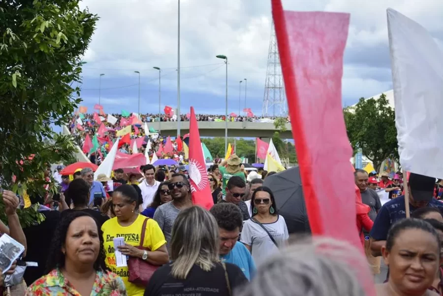 MT:  VÁRIAS REIVINDICAÇÕES:   Servidores param e protestam na frente do Palácio Paiaguás
