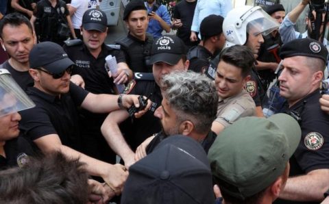 Polícia turca usa força para impedir parada LGBT