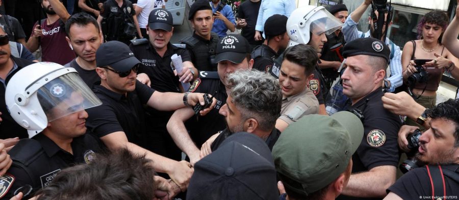 Polícia turca usa força para impedir parada LGBT