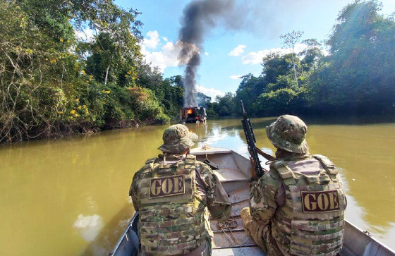 ÁREA DE PRESERVAÇÃO:    Operação embarga propriedades e destrói balsas em garimpos ilegais