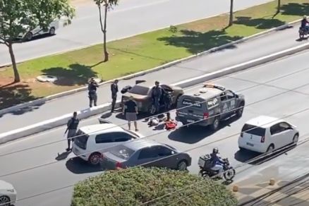 PM “fecha” carro na Avenida do CPA e prende 3 por tráfico