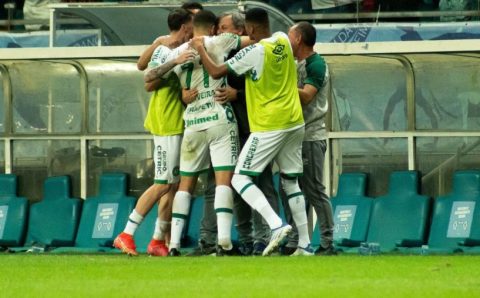Com gol de pênalti no final, Ceará ganha da Chapecoense e encosta no G4 da Série B