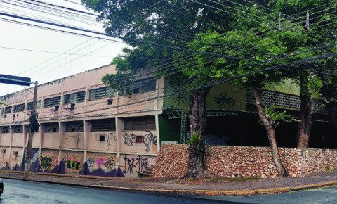 MT:  DEGRADAÇÃO URBANA  Na Capital, vários prédios abandonados expõem pessoas a riscos