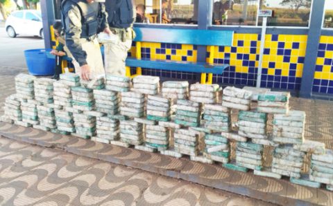 GUERRA AO TRÁFICO:   Cães farejadores da PRF descobrem 200 kg de cocaína em pneus