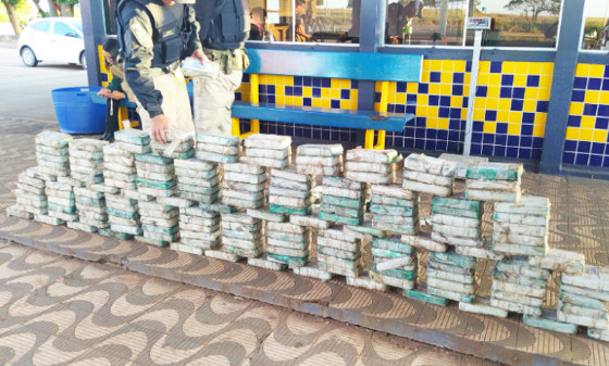 GUERRA AO TRÁFICO:   Cães farejadores da PRF descobrem 200 kg de cocaína em pneus