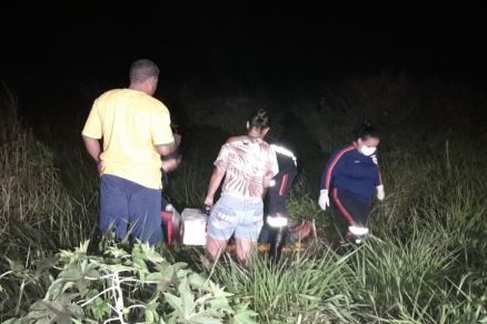 Dupla atira 5 vezes em vendedor de espetinhos, que sobrevive