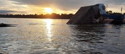 SEM FERIDOS:   carreta cai de balsa e afunda no Teles Pires