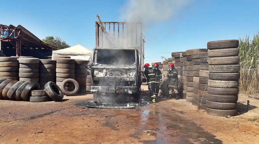 EM CHAMAS:  Caminhão pega fogo dentro de borracharia na MT-130 e Corpo de Bombeiros é acionado para conter incêndio