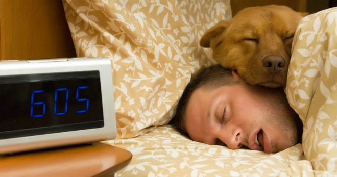 Acordar com o travesseiro molhado de saliva é sinal de que você está respirando pela boca durante a noite; entenda como isso afeta sua saúde