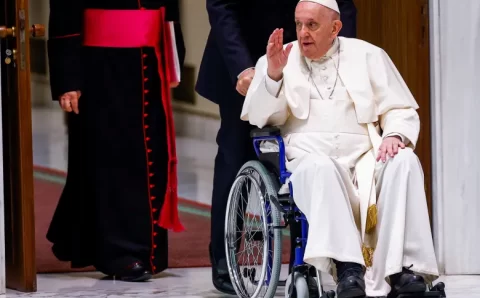 Papa Francisco não celebrará missa de Corpus Christi por dores no joelho