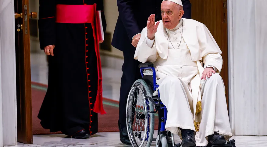 Papa Francisco não celebrará missa de Corpus Christi por dores no joelho