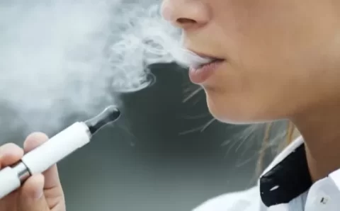 ‘É como fumar 20 cigarros por dia’: os riscos dos cigarros eletrônicos que viraram ‘moda’ entre jovens e adolescentes