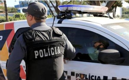 Polícia acha corpo de tornozelado jogado em miniestádio no Porto