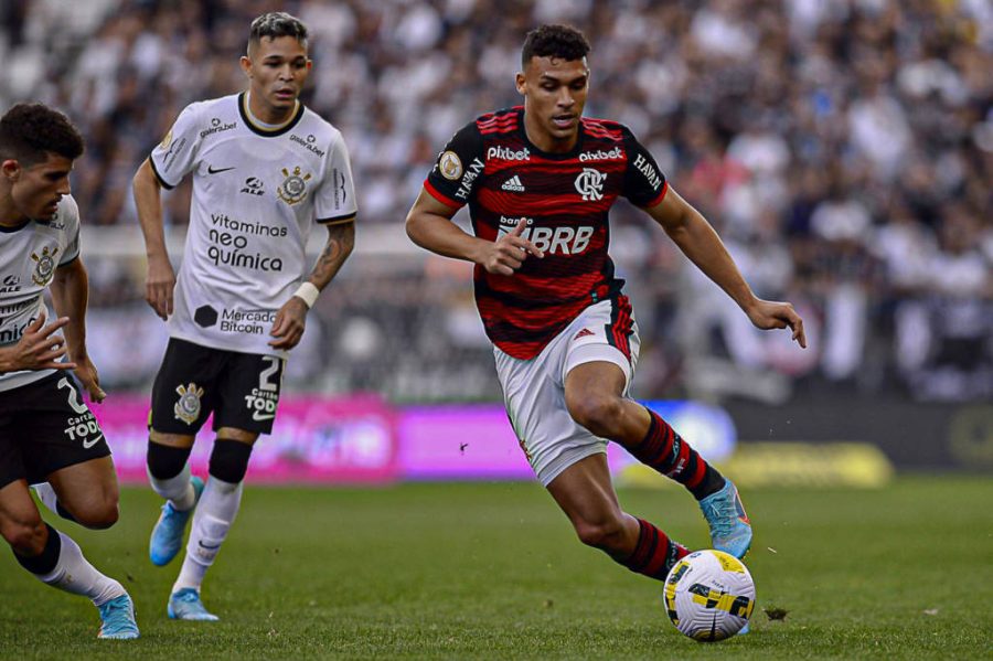Corinthians vence Flamengo em Itaquera e encosta na liderança do Brasileiro