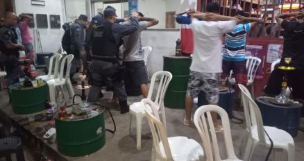 Operação prende duas pessoas e autua cinco distribuidoras de bebidas