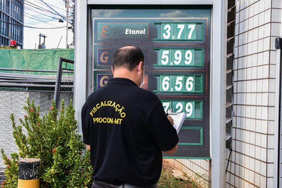 Procon Estadual fiscaliza preço dos combustíveis em postos de Cuiabá e Várzea Grande