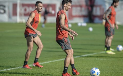 Rodrigo Caio volta a sentir joelho e preocupa o Flamengo