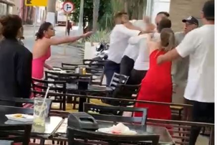 Homens brigam depois de noite de festa e vídeo viraliza nas redes