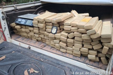 Polícia encontra 400 kg de maconha enterrados em chácara
