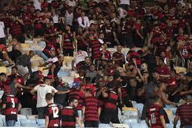 Torcedores do Flamengo brigam no Maracanã após empate contra o Athletico-PR