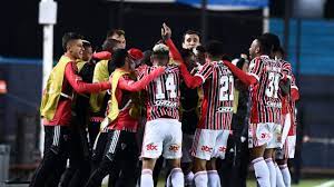 Campeão da Libertadores e do Mundial, Fabão visita elenco do São Paulo em Goiânia