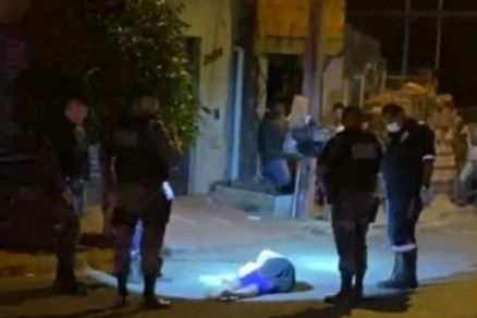 Jovem é abordado por trio em bar e morto com cerca de 15 tiros