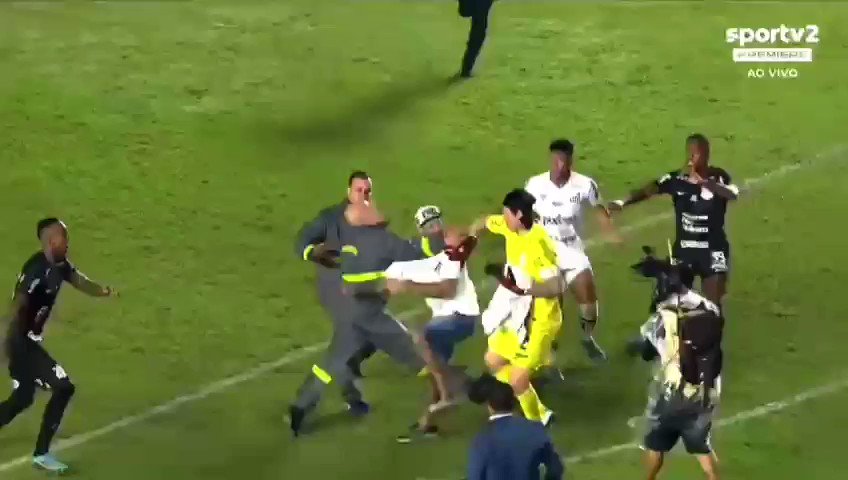 Fim de jogo entre Santos e Corinthians tem invasões de campo e ataques a Cássio