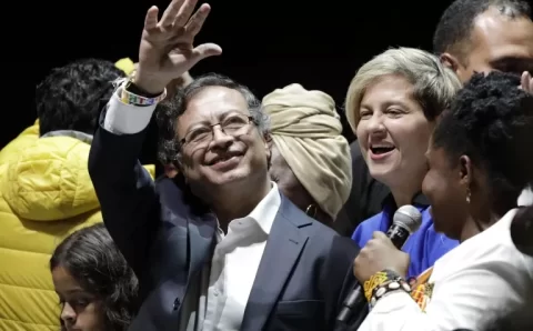 Gustavo Petro toma posse como presidente da Colômbia