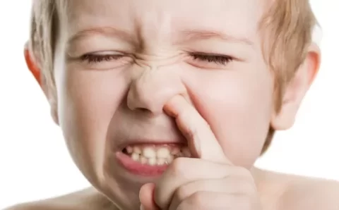 Por que colocar o dedo no nariz pode trazer riscos à saúde