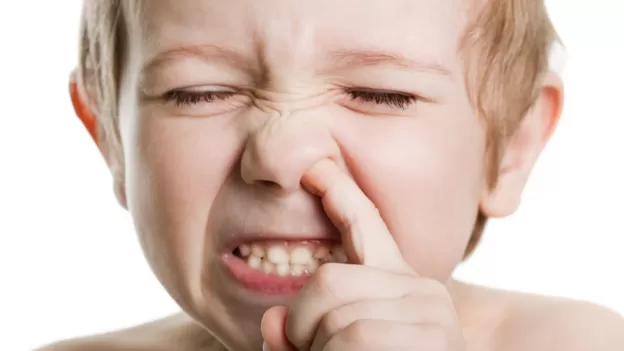 Por que colocar o dedo no nariz pode trazer riscos à saúde