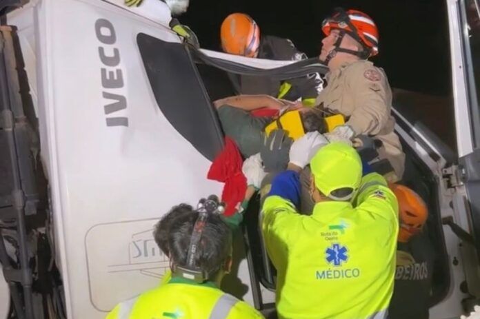 Acidente entre caminhões deixa motorista preso às ferragens em rodovia de Mato Grosso