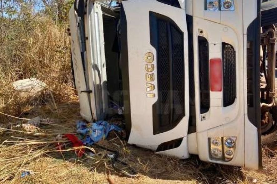 Motorista tem o braço esmagado após tombar caminhão em Barra do Garças