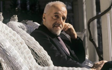 Paulo Coelho completa 75 anos. O que explica seu sucesso?