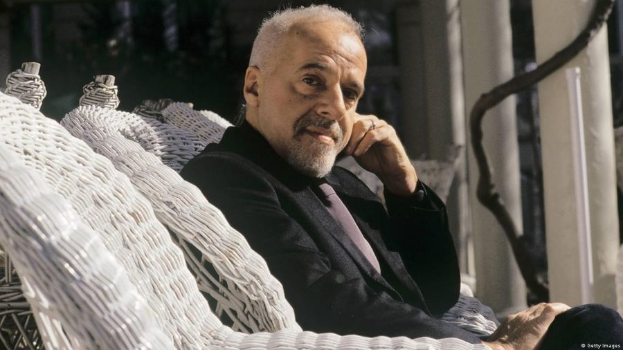 Paulo Coelho completa 75 anos. O que explica seu sucesso?