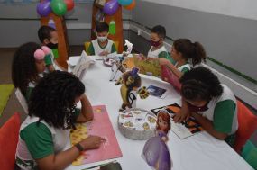 Escola municipal ganha espaço literário organizado com material reciclado