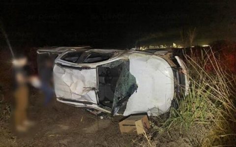 Motorista perde controle e capota picape na BR-163