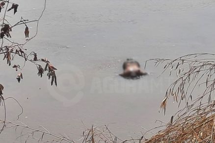 Corpo é achado boiando com pés amarrados e marcas de tiro