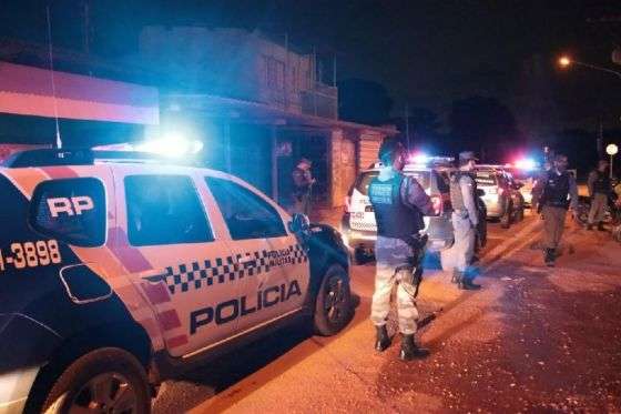 SANGUE E FOGO:   Colisão de moto e caminhão mata piloto na hora; veículos pegam fogo