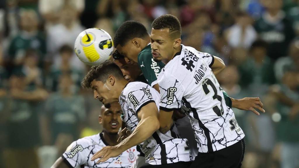 Clássico entre Corinthians e Palmeiras marca embate de melhor mandante contra melhor visitante do Brasileirão