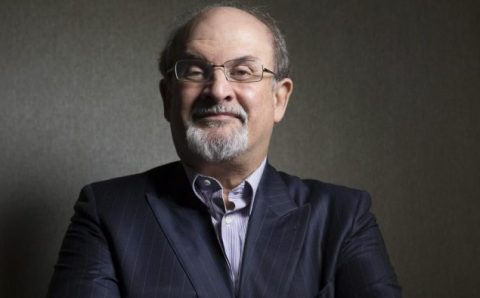 Salman Rushdie apresenta melhora no quadro clínico