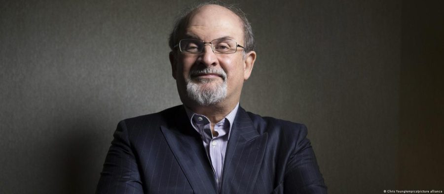 Salman Rushdie apresenta melhora no quadro clínico