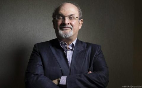 Agressor é indiciado por ataque a Salman Rushdie
