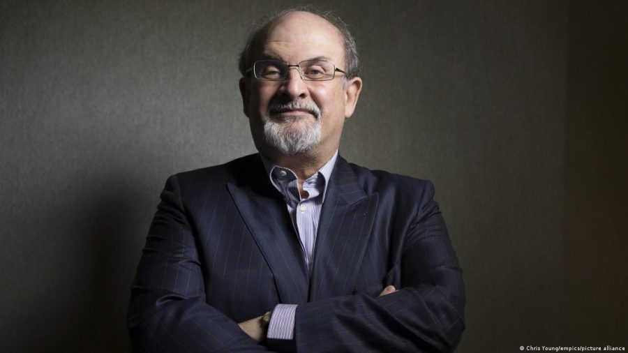 Escritor Salman Rushdie é esfaqueado em Nova York