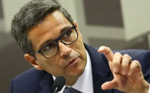 Campos Neto contraria Bolsonaro e diz que bancos não perderam com Pix