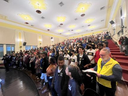 MT:  NO LICEU CUIABANO:  Público lota auditório para leitura de carta pela democracia