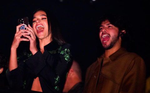 Aventura radical! Bruna Marquezine e Xolo Maridueña pulam de paraquedas
