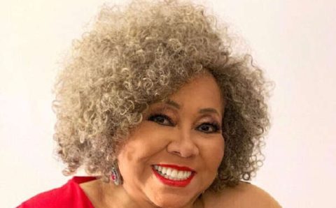 Alcione tranquiliza os fãs após cirurgia na coluna: “Estou bem”
