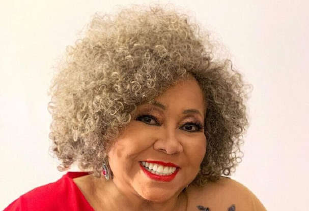 Alcione tranquiliza os fãs após cirurgia na coluna: “Estou bem”