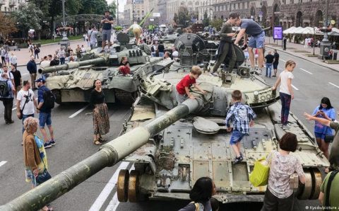 Ucrânia organiza “desfile” de tanques russos capturados