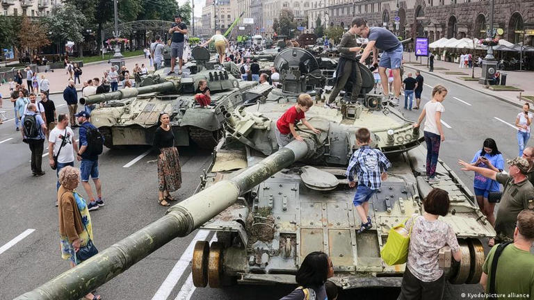 Ucrânia organiza “desfile” de tanques russos capturados